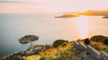 Sveti Stefan Adası günbatımında kapatın. Karadağ, Adria