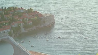 Sveti Stefan Adası günbatımında kapatın. Karadağ, Adria