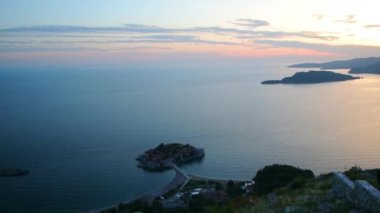 Sveti Stefan Adası günbatımında kapatın. Karadağ, Adria