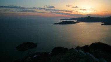 Sveti Stefan Adası günbatımında kapatın. Karadağ, Adria