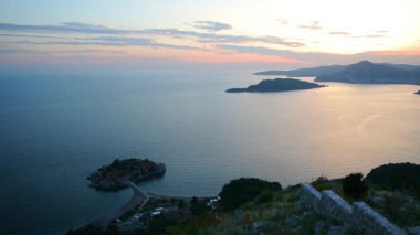 Sveti Stefan Adası günbatımında kapatın. Karadağ, Adria