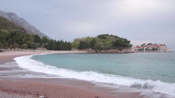 Ostrov Sveti Stefan, detail ostrova v odpoledních hodinách. — Stock video