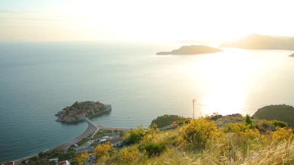 Isola di Sveti Stefan da vicino al tramonto. Montenegro, l'Adria — Video Stock