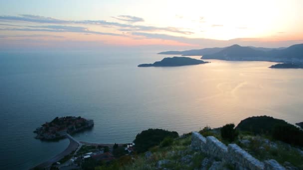 Ostrov Sveti Stefan zblízka při západu slunce. Černá Hora, do Adria — Stock video