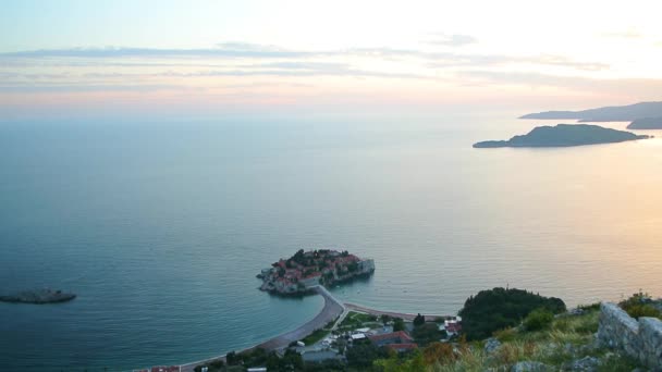 Isla de Sveti Stefan de cerca al atardecer. Montenegro, la Adria — Vídeos de Stock