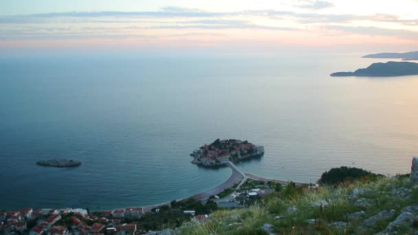 Sveti Stefan Adası günbatımında kapatın. Karadağ, Adria — Stok video