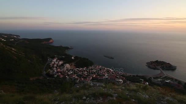 Остров Свети Стефан закрывается на закате. Черногория, Адрия — стоковое видео