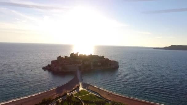 スベティ ・ ステファン島は夕暮れ間近します。モンテネグロ、Adria — ストック動画