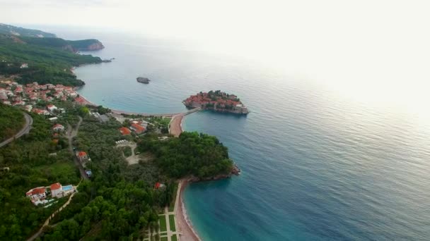 Светі Стефан острів, повітряна фотографія — стокове відео