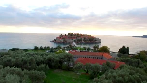 Sveti Stefan-szigettől, légi fotózás — Stock videók