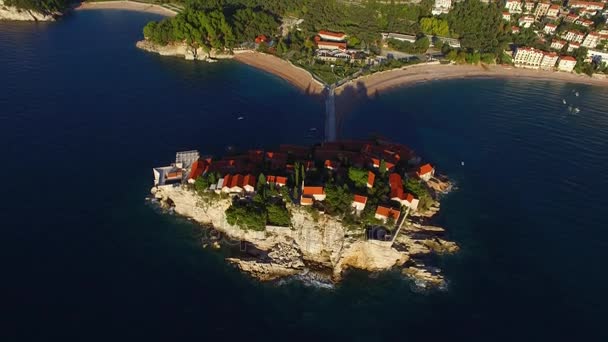 Sveti Stefan eiland, luchtfotografie — Stockvideo