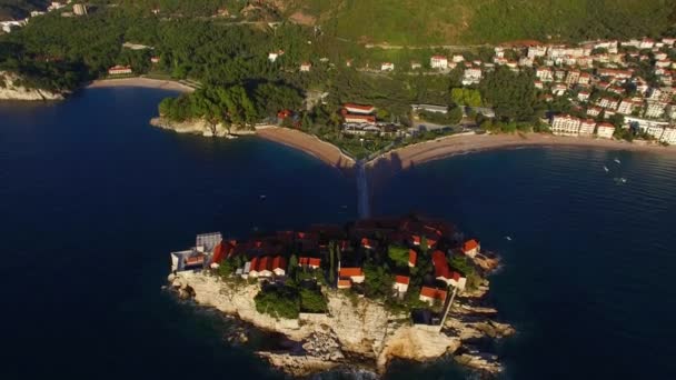 Sveti Stefan eiland, luchtfotografie — Stockvideo