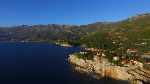 Ön Sveti Stefan, flygfotografering — Stockvideo