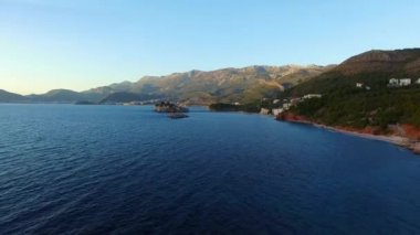 Sveti Stefan Adası, görünümü, Crvena Glavica beach üzerinden