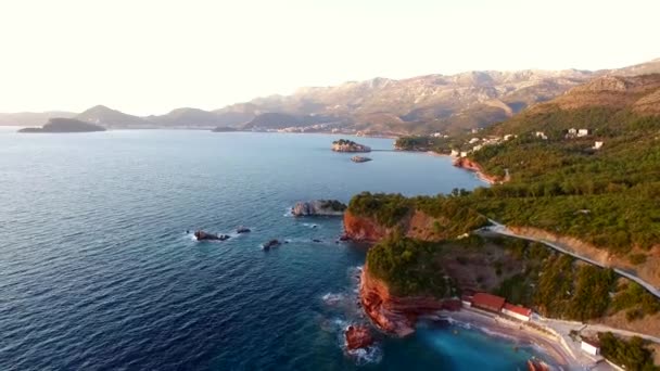 Plaja Karadağ'daki "Crvena Glavica" — Stok video