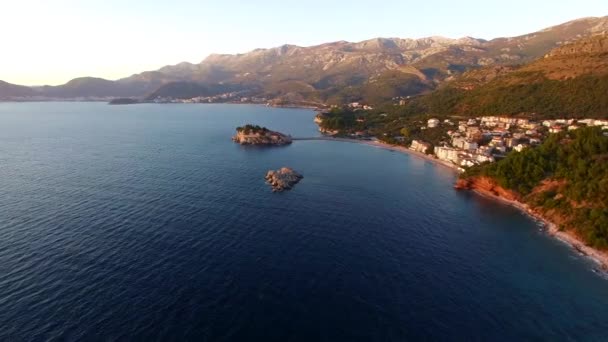 Eiland van Sveti Stefan, Montenegro, weergave van de strand van Crvena Glavica op — Stockvideo