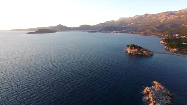 Isola di Sveti Stefan, vista dalla spiaggia di Crvena Glavica a — Video Stock