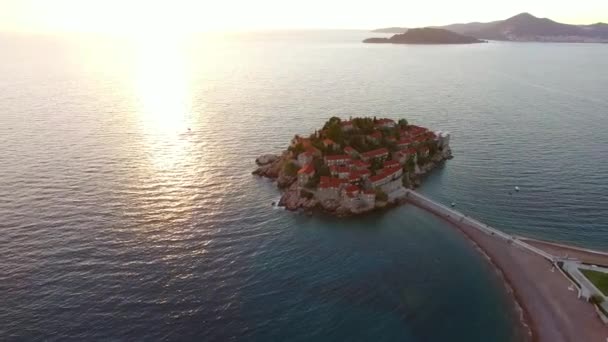 Sveti Stefan Adası, hava fotoğrafçılığı — Stok video