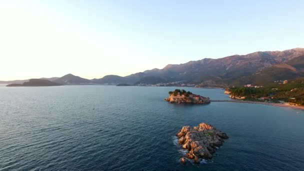 Isola di Sveti Stefan, vista dalla spiaggia di Crvena Glavica a — Video Stock