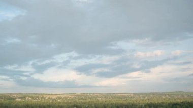 Mavi gökyüzünde beyaz bulutlar