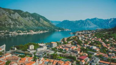 Kotor Körfezi Kot eski kasaba yukarıda duvarından görünümünü