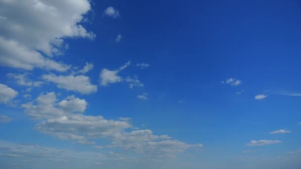 Λευκά σύννεφα στον γαλάζιο ουρανό — Αρχείο Βίντεο