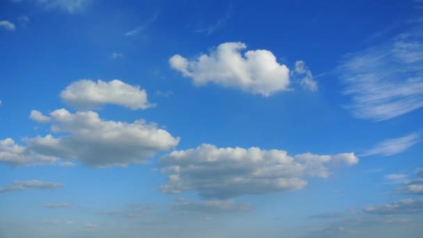 Mavi gökyüzünde beyaz bulutlar — Stok video