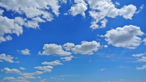 Witte wolken in blauwe lucht — Stockvideo