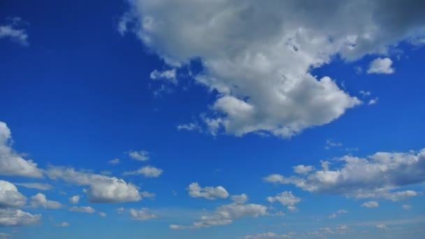 Witte wolken in blauwe lucht — Stockvideo