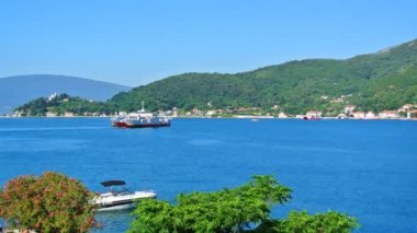 Boka Kotor Koyu'nun Karadağ, Lepetane için bir feribot