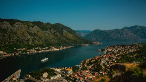 Utsikt över fjärden av Kotor från väggen ovanför den gamla staden av Kot — Stockvideo