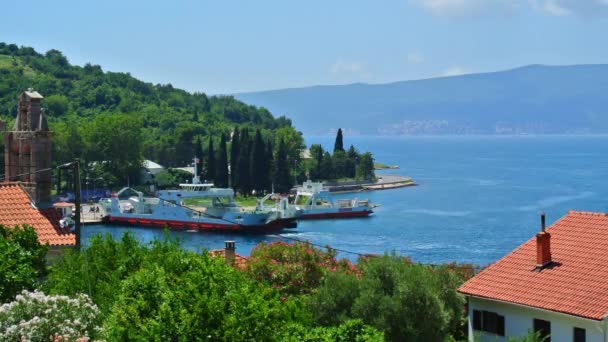 Trajekt v Boka Bay of Kotor v Černé Hoře od Lepetane na — Stock video