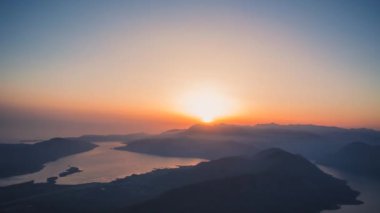 Kotor Körfezi geceleri. Mount Lovcen aşağı doğru Kotor görüntülemek