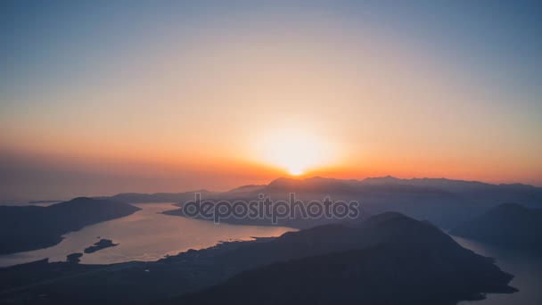 Στον κόλπο του Κότορ το βράδυ. Θέα από το όρος Lovcen κάτω προς Κότορ — Αρχείο Βίντεο