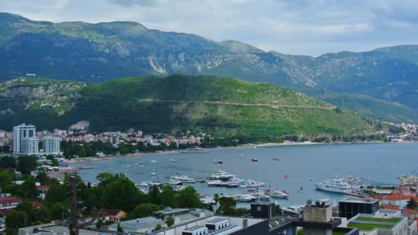 Nieuwe woningen in Budva, Montenegro. New town. Real estate op de sho — Stockvideo