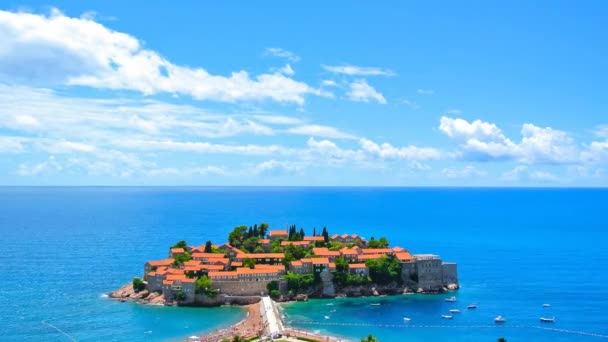 Isola di Sveti Stefan, primo piano dell'isola nel pomeriggio . — Video Stock