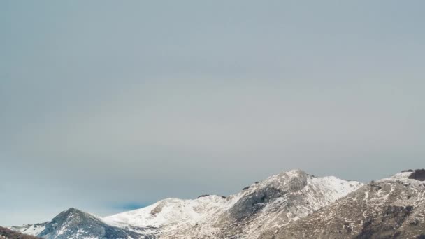 Montañas en Montenegro en la nieve, cerca de la costa. Budva. Lovc — Vídeo de stock