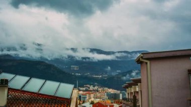 Gece Budva, Karadağ. Yeni kasaba, en yüksek görünümünden