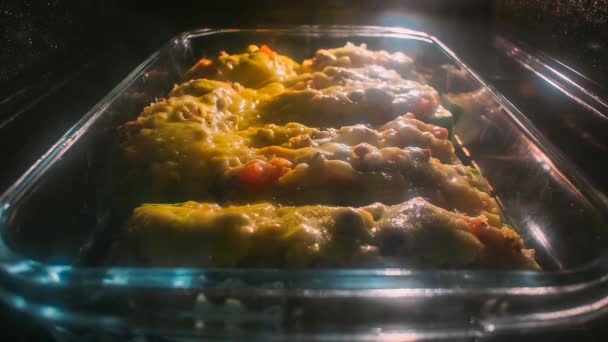 Patata rallada con setas en el horno — Vídeos de Stock