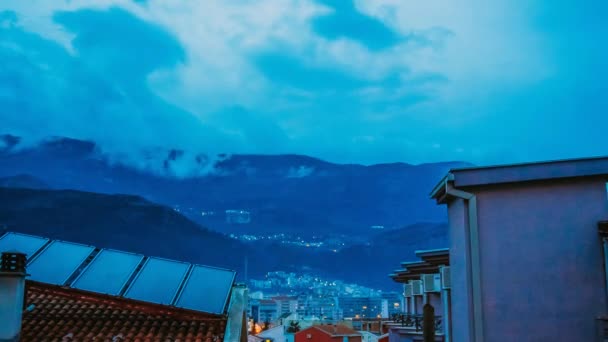 Noční Budva, Černá Hora. Nové město, pohled z nejvyšší — Stock video