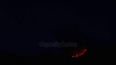 Dağlarda geceleri ateş. Dağları duman. Budva,