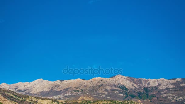 Hory Černé hory ve sněhu, v blízkosti pobřeží. Budva. Lovc — Stock video