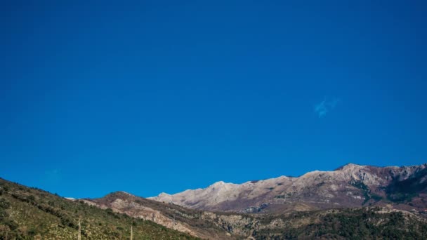Hory Černé hory ve sněhu, v blízkosti pobřeží. Budva. Lovc — Stock video