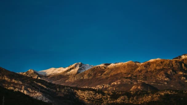 モンテネグロの海岸の近くの雪の山。ブドヴァにあります。Lovc — ストック動画