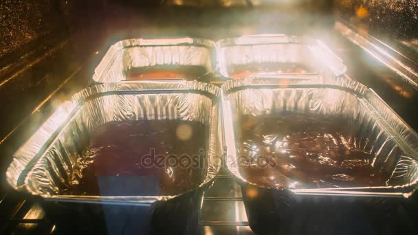Baka brownies i ugnen. Metall rektangulära bakning tin. Raisi — Stockvideo