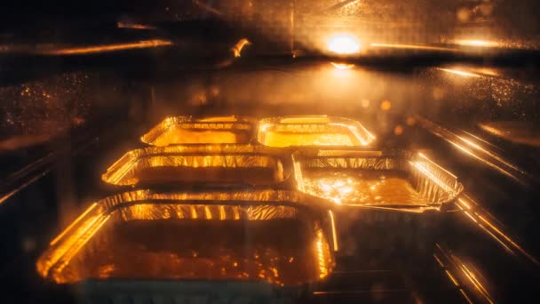 Brownies in de oven bakken. Metaal rechthoekige bakken van tin. Raisi — Stockvideo