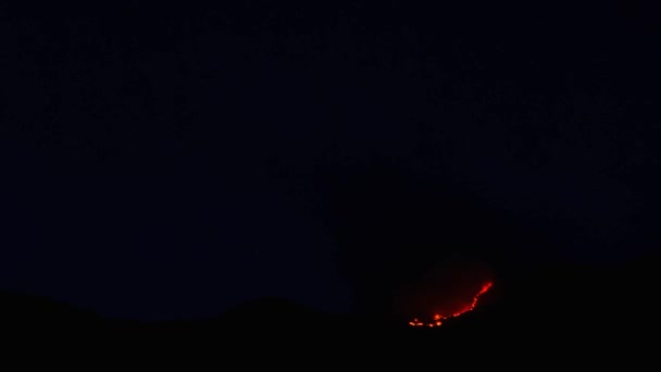 在夜间的火山脉。在深山里抽烟。布德瓦, — 图库视频影像