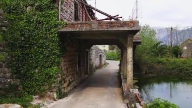 Ivy ile büyümüş göl evi. Karadağ, Köyü