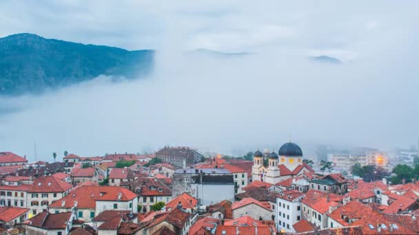 Nevoeiro sobre a cidade velha de Kotor, Montenegro. O nevoeiro cobre o B — Vídeo de Stock
