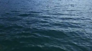 Su doku. Karadağ yakınından Adriyatik Denizi. Șeffaf mavi